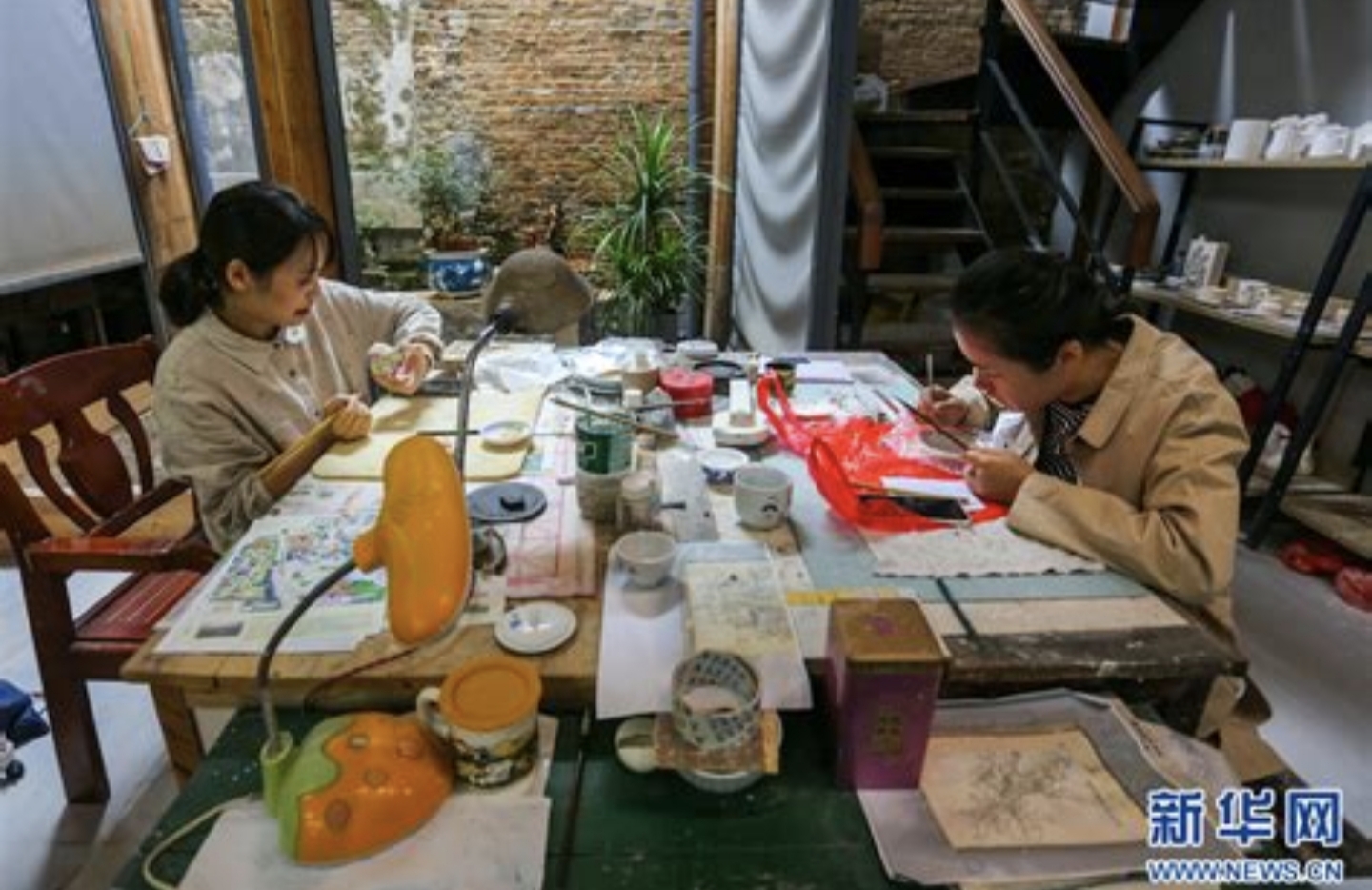 放弃体制内工作，夫妻带着1万多元到景德镇摆摊