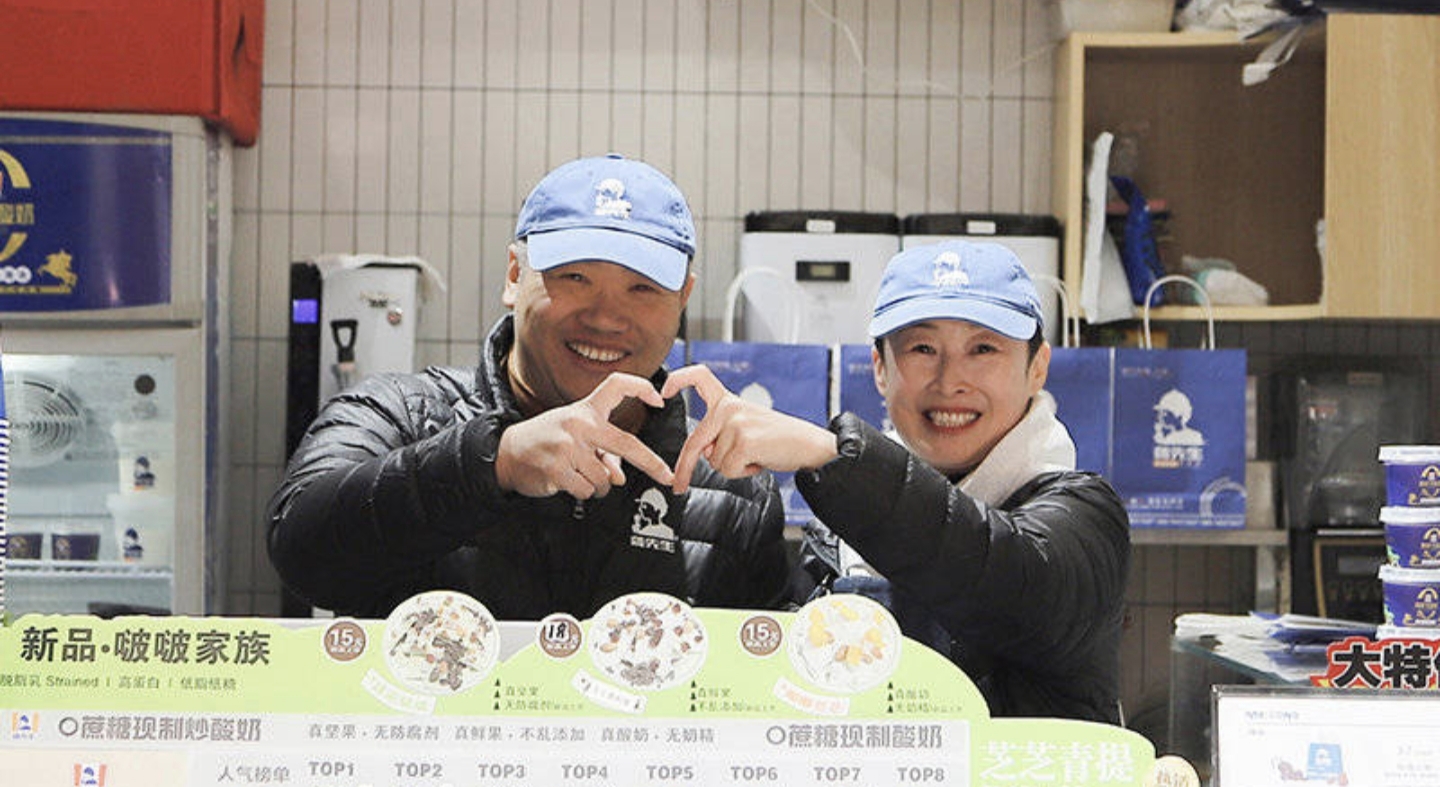 听障夫妻从三轮车卖饭团，做到50多家“无声小店”
